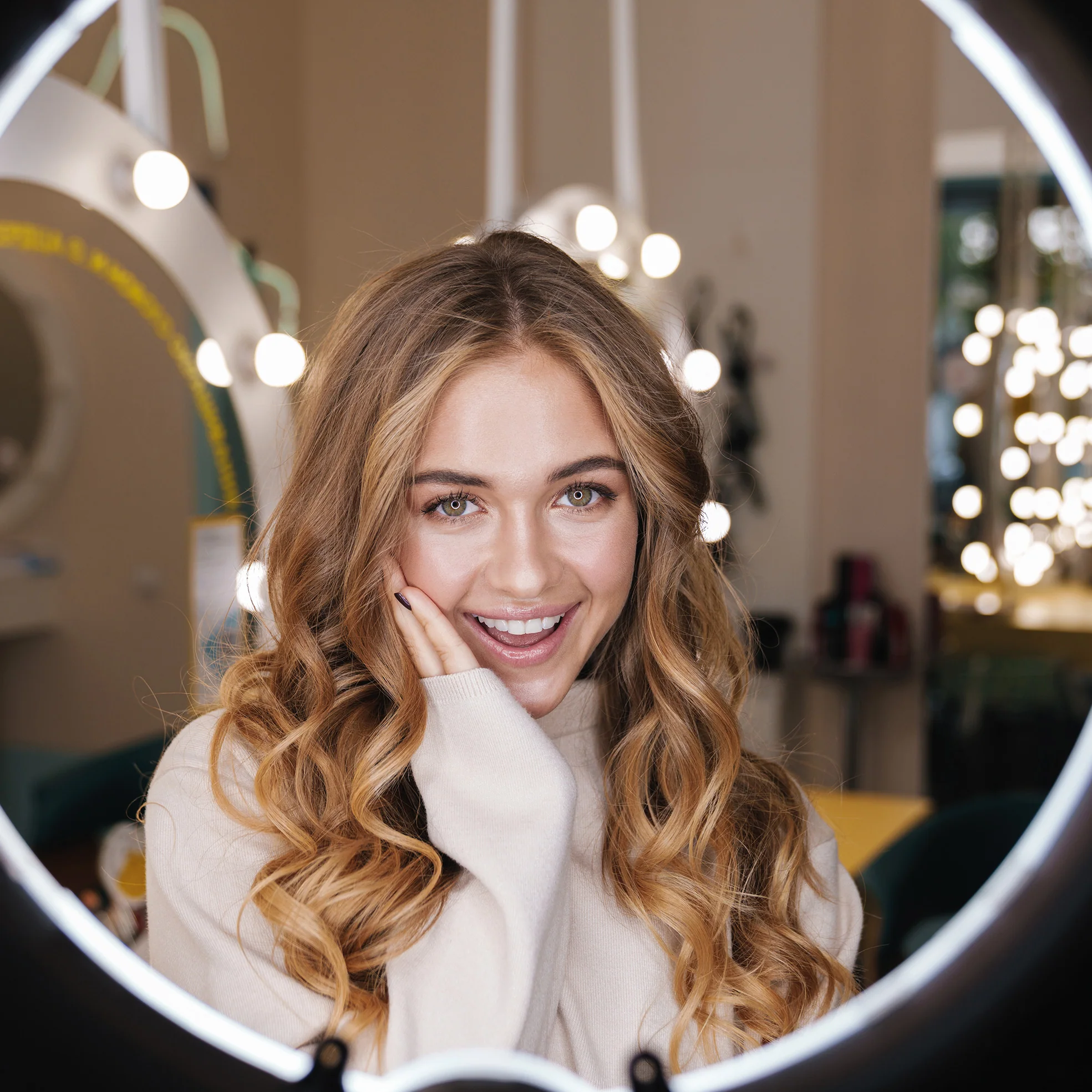 Juice Social 'Perfect Glow' Desktop Ring Light with Aluminium Legs - Image 5